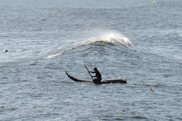 Rybak wychodzi w morze na łodzi tradycyjne peruwiańskie Reed — Zdjęcie stockowe
