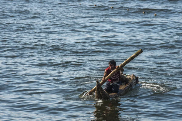 De visser gaat naar de zee op een boot van de traditionele Peruaanse Reed — Stockfoto