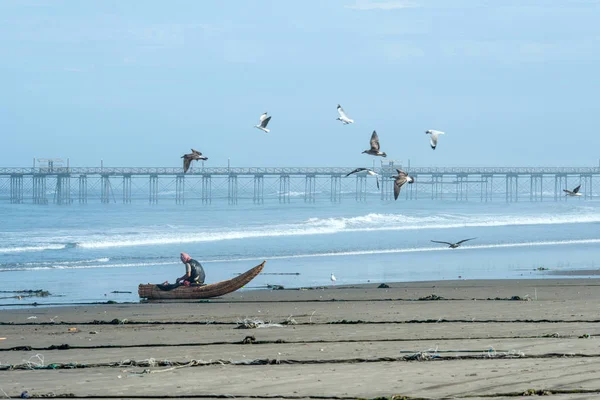 Fiskaren går till havet på en traditionell peruansk Reed båt — Stockfoto