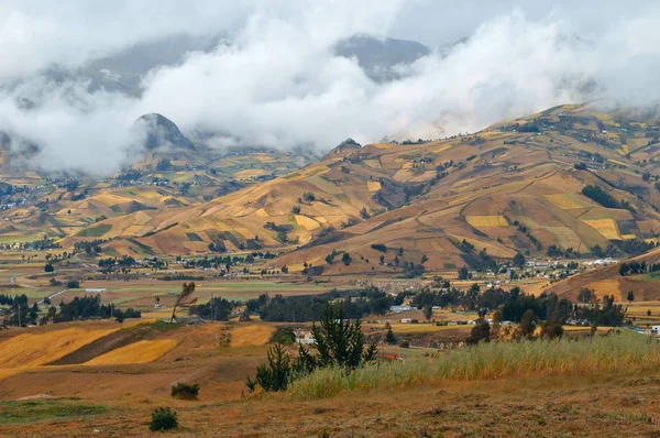 Nuvole sui campi di Zumbahua nell'Altipiano ecuadoriano — Foto Stock
