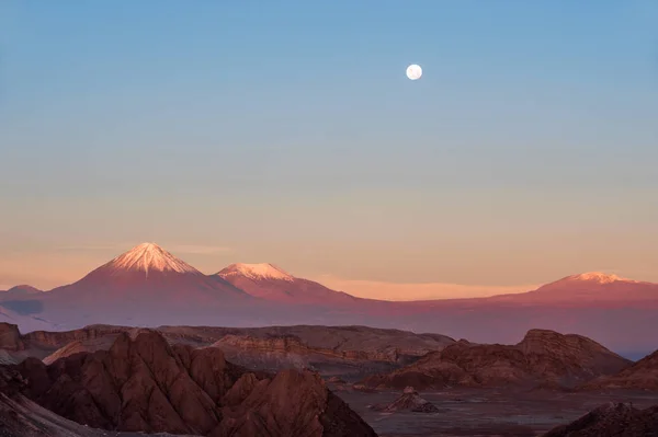 Pleine lune dans la vallée de la lune. Chili — Photo