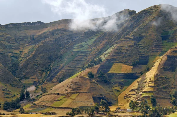 Nuages sur les champs de Zumbahua en Altiplano équatorien — Photo