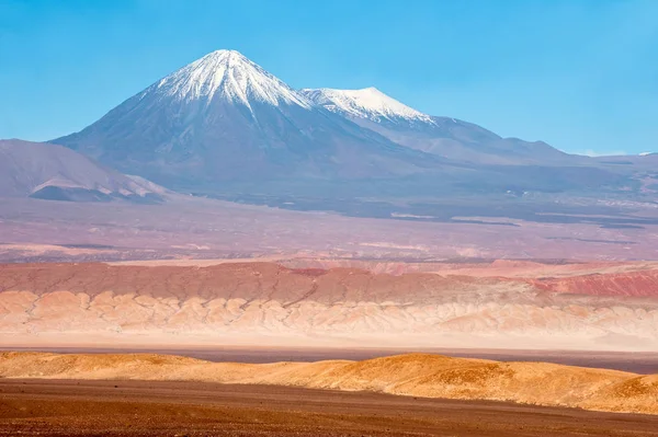 Vulcões Licancabur e Juriques, Moon Valley, Atacama — Fotografia de Stock