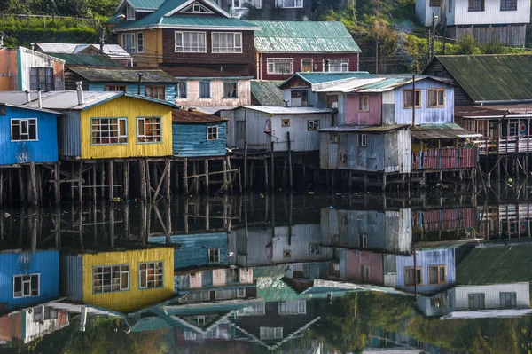 Casas Palafito sobre el agua en Castro, Chiloé, Chile —  Fotos de Stock