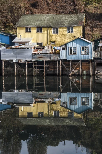 Casas Palafito sobre el agua en Castro, Chiloé, Chile — Foto de Stock