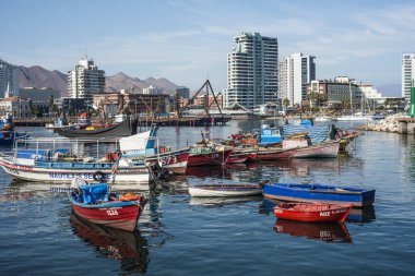 Renkli ahşap balıkçı tekneleri ve liman Antofagasta 