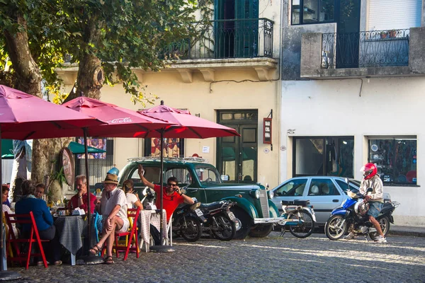 観光客は、コロニア ・ デル ・ サクラメント、ウルグアイで晴れた日を楽しむ — ストック写真