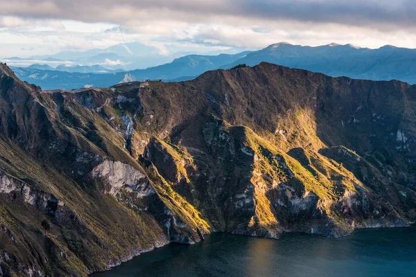 Early morning on the Quilotoa volcano caldera and lake, Andes. I — Stock Photo, Image