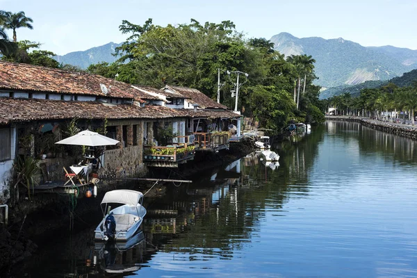 Una vista icónica del canal y las casas coloniales de la histórica ciudad de Paraty, estado de Río de Janeiro, Brasil —  Fotos de Stock