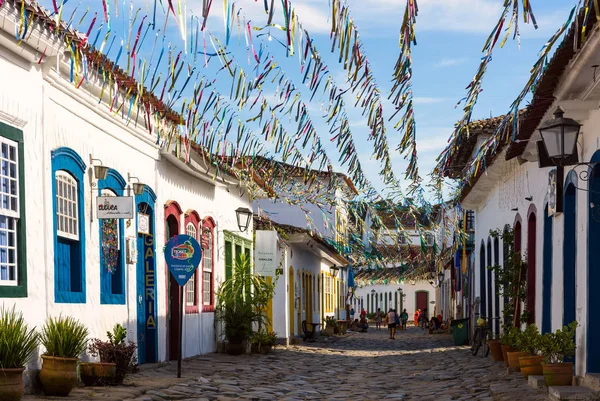 Típica calle empedrada con edificios coloniales en t histórica — Foto de Stock