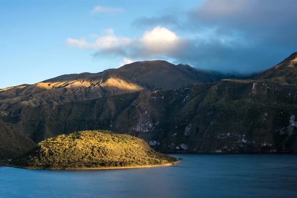 Cuicocha caldera en lake in ecuador Zuid-Amerika — Stockfoto