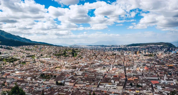 Zdjęcie panoramiczne Quito stolicy o zachodzie słońca, Ekwador — Zdjęcie stockowe