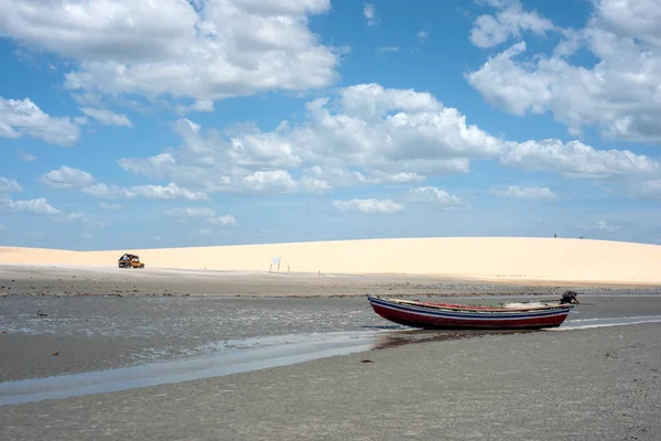 Buggy avec les touristes voyageant à travers le désert Jericoacoara Na — Photo