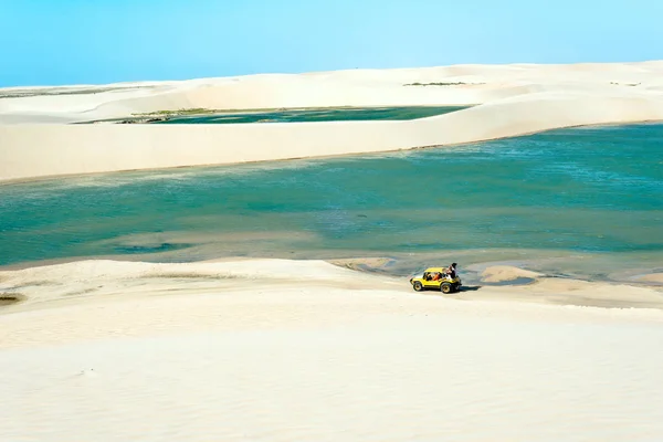 Buggy met toeristen reizen door de woestijn Jericoacoara nb — Stockfoto