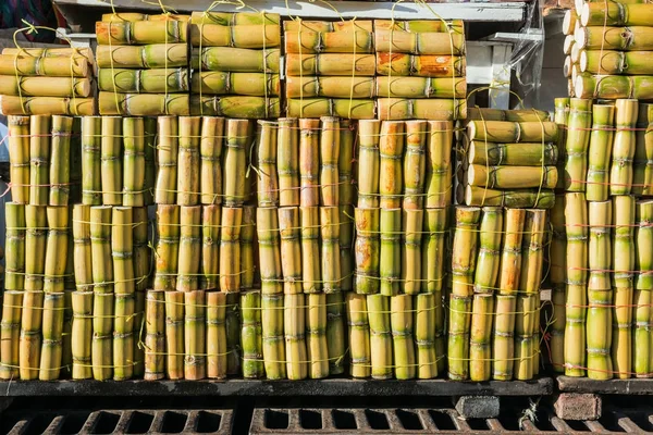 Förpackningar av sockerrör som säljs på marknaden i Banos, Ecuador — Stockfoto