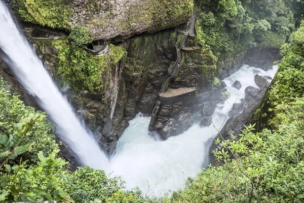 Waterval Pailon del Diablo (Devil's ketel) in de Andes — Stockfoto