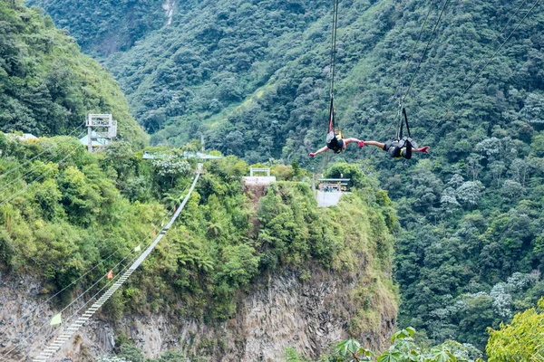 Turistas deslizando na viagem de tirolesa contra o desfiladeiro, rota Cascades, Banos, Equador — Fotografia de Stock