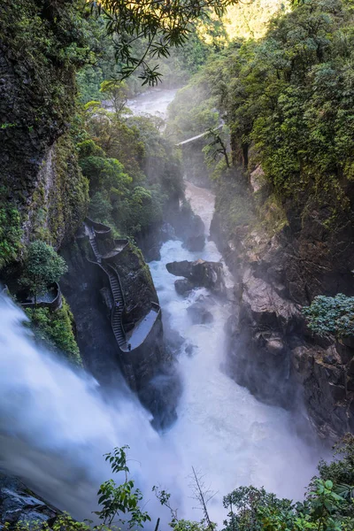 Devil's ketel berg rivier en val in de Andes. Ecuador — Stockfoto