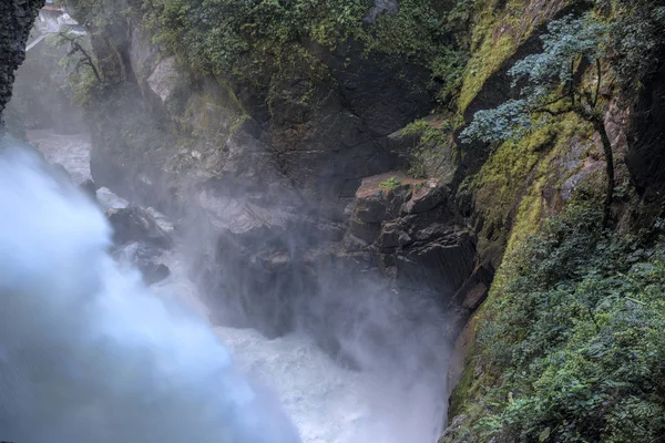 Teufelskessel Gebirgsfluss und Fall in die Anden. Ecuador — Stockfoto