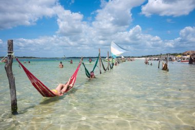Kadın rahatlatıcı tatil hamak ve selfie Paradise üzerinde üzerinde 