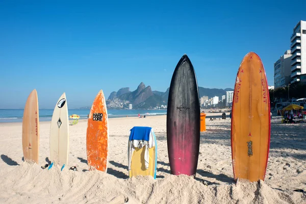 Surfboards standing upright in bright sun on the Ipanema beach — Stock Photo, Image