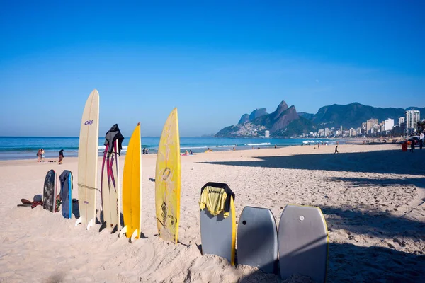 Ipanema 해변에 밝은 햇빛에 똑바로 서 서 서핑 보드, — 스톡 사진