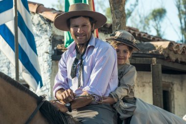 Gauchos (Güney Amerika kovboyları) pozlar geleneksel Gauchos bayram sırasında 