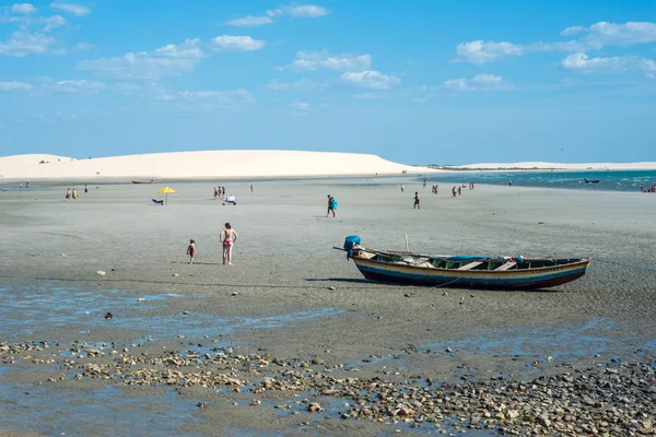 Les touristes se reposent sur la plage de Jericoacoara, état de Ceara, Brésil — Photo