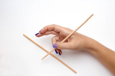 An example of how to hold sticks