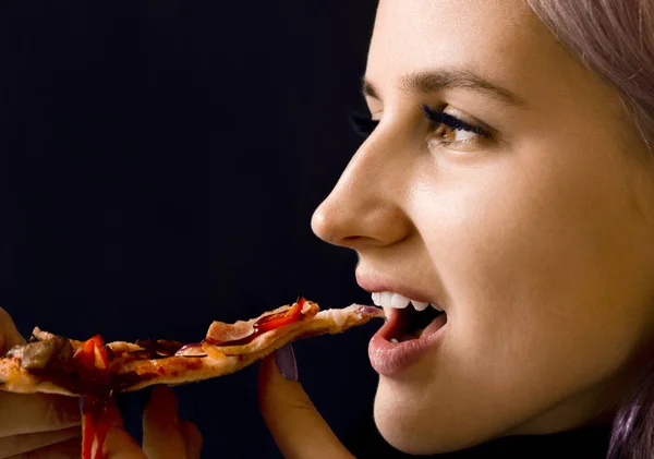 Meisje dat pizza eet. Geen gezond voedsel. Thuislevering. — Stockfoto