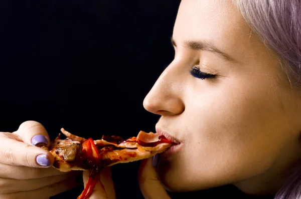 Chica comiendo pizza. Comida no saludable. Entrega a domicilio . — Foto de Stock