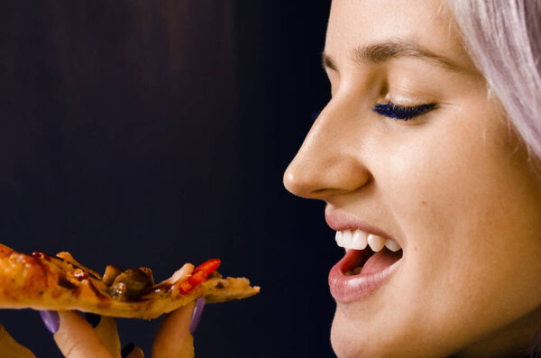 Девочка ест пиццу. Плохая еда. Доставка на дом
.