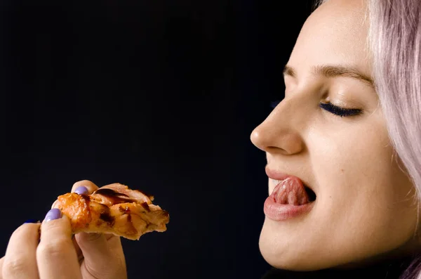 Rapariga a comer pizza. Comida não saudável. Entrega em domicílio . — Fotografia de Stock