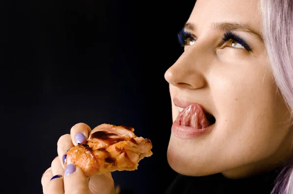 Une fille qui mange de la pizza. Nourriture malsaine. Livraison à domicile . — Photo