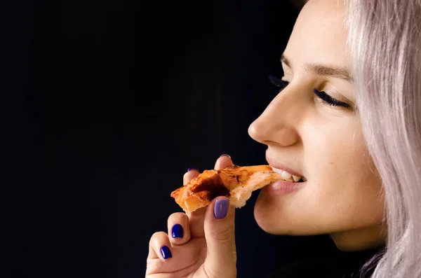 Une fille qui mange de la pizza. Nourriture malsaine. Livraison à domicile . — Photo