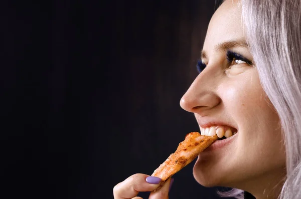 Une fille qui mange de la pizza. Nourriture malsaine. Livraison à domicile . — Photo
