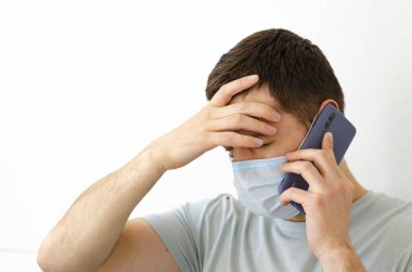 Coronavirus. Karantinaya alın. Bir adam doktor çağırır. Ateş, öksürük. Semptomlar hakkında şikayet. Dünyada koronavirüs salgını.