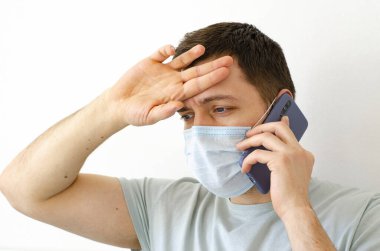 Coronavirus. Karantinaya alın. Bir adam doktor çağırır. Ateş, öksürük. Semptomlar hakkında şikayet. Dünyada koronavirüs salgını.
