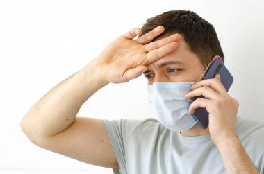 Coronavirus. Karantinaya alın. Bir adam doktor çağırır. Ateş, öksürük. Semptomlar hakkında şikayet. Dünyada koronavirüs salgını.
