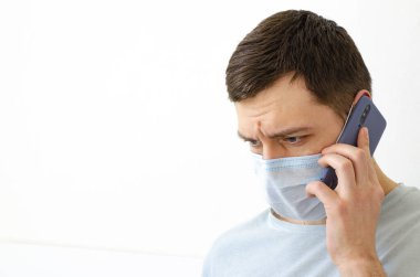 Coronavirus. Karantinaya alın. Bir adam iş sorunlarını uzaktan çözer. Maskeli olan. Dünyada koronavirüs salgını.