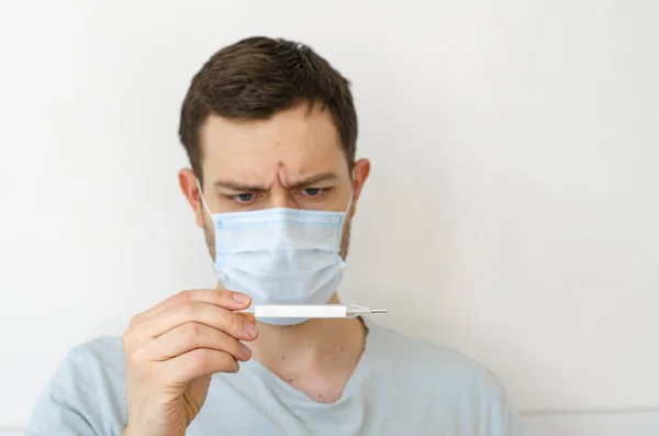 Coronavirus Quarantaine Een Man Meet Temperatuur Warmte Het Masker Coronaviruspandemie — Stockfoto