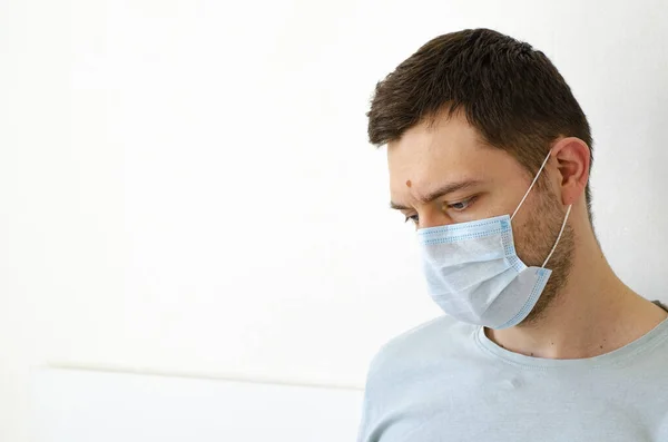 Coronavírus Quarentena Homem Põe Uma Máscara Proteção Vírus Pandemia Coronavírus — Fotografia de Stock