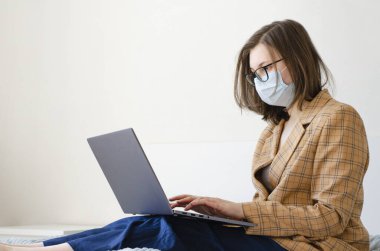 Coronavirus. Karantinaya alın. İş kadını iş sorunlarını uzaktan çözer. Virüs koruması. Dünyada koronavirüs salgını.