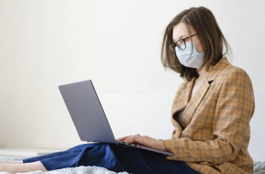Coronavirus. Karantinaya alın. İş kadını iş sorunlarını uzaktan çözer. Virüs koruması. Dünyada koronavirüs salgını.