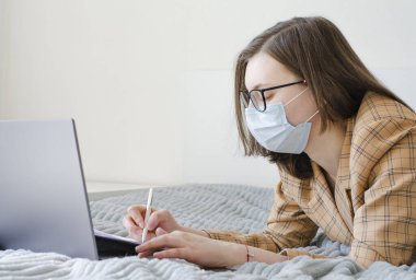 Coronavirus. Karantinaya alın. İş kadını iş sorunlarını uzaktan çözer. Belgeler. Laptop ve telefon. Virüs koruması. Dünyada koronavirüs salgını.