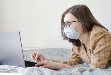 Coronavirus. Karantinaya alın. İş kadını iş sorunlarını uzaktan çözer. Belgeler. Laptop ve telefon. Virüs koruması. Dünyada koronavirüs salgını.