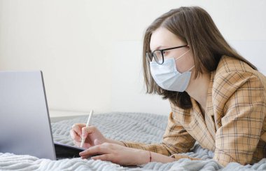 Coronavirus. Karantinaya alın. İş kadını iş sorunlarını uzaktan çözer. Belgeler. Laptop ve telefon. Virüs koruması. Dünyada koronavirüs salgını.