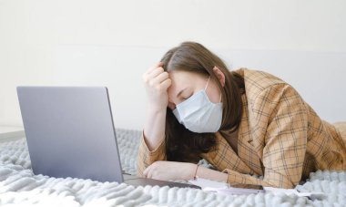 Coronavirus. Karantinaya alın. İş kadını iş sorunlarını uzaktan çözer. Öfke ve hayal kırıklığı. Şirketin yıkımı. İşle ilgili sorunlar. Virüs koruması. Dünyada koronavirüs salgını.