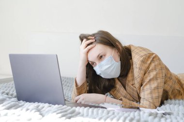 Coronavirus. Karantinaya alın. İş kadını iş sorunlarını uzaktan çözer. Öfke ve hayal kırıklığı.