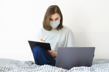 Coronavirus. Karantinaya alın. Kız ve uzaktan öğrenme. Çevrimiçi çalışma.